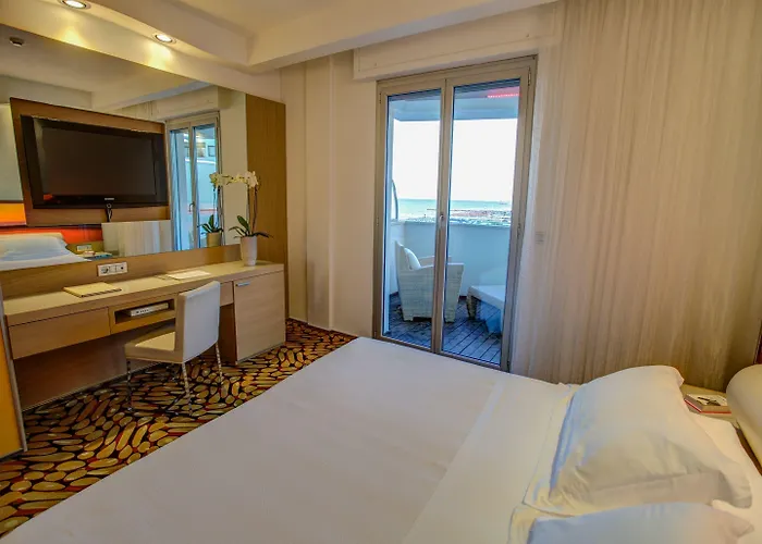 فندق Waldorf- Premier 5*